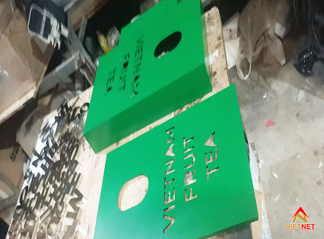 Gia công chữ mica trên nền gỗ cho tiệm trà LAAB T