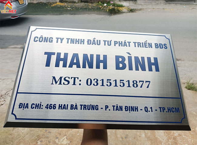 bang-inox-an-mon-son-theo-mau-nhan-dien-thuong-hieu