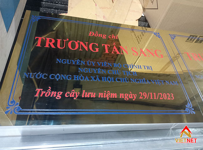 Gia công làm bảng hiệu inox ăn mòn vàng gương giá rẻ