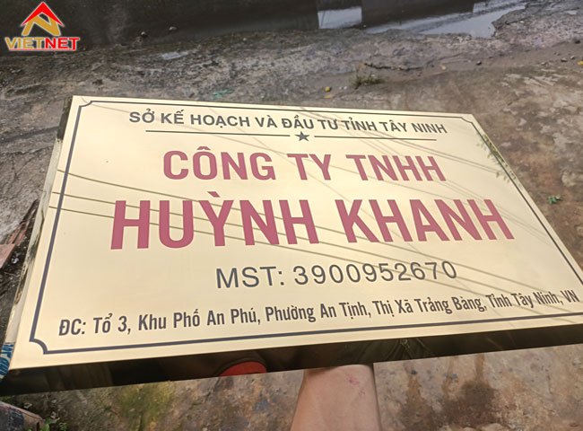 gia-cong-lam-bang-hieu-inox-an-mon-vang-guong-gia-re