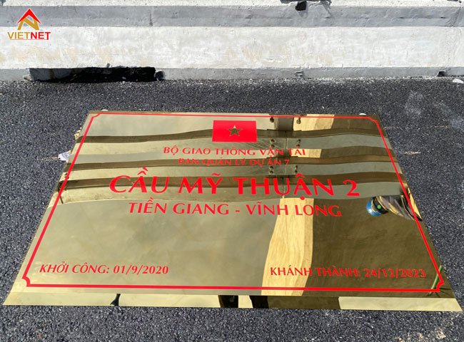 gia-cong-lam-bang-hieu-inox-an-mon-vang-guong-gia-re