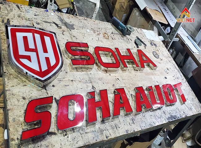 Sản xuất chữ inox lộng mặt mica cho gala oto Soha Auto