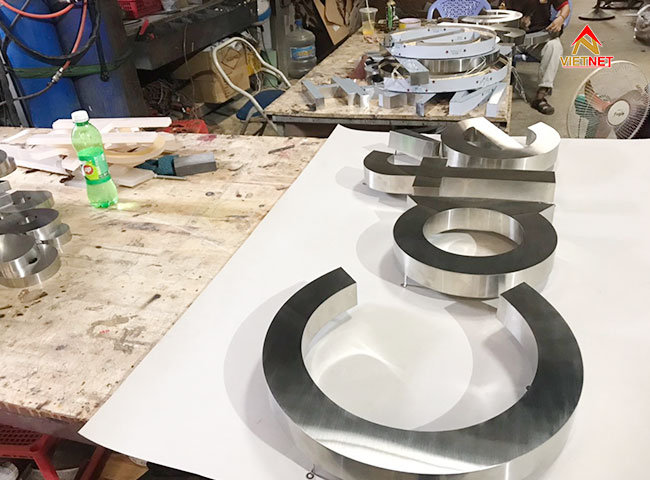 Nơi làm chữ inox trắng xước uy tín, giá rẻ