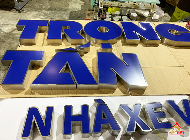 Bộ chữ inox trắng xước nhà xe vận tải Trọng Tấn