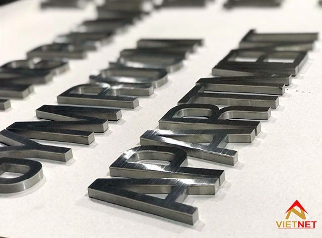 Chữ inox trắng xước - Phong cách đơn giản và hiện đại