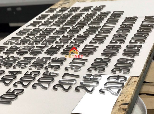 Chữ inox trắng xước - Phong cách đơn giản và hiện đại