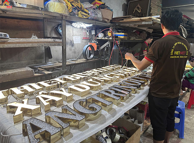 quy-trinh-gia-cong-chu-inox-tu-thiet-ke-den-hoan-thien