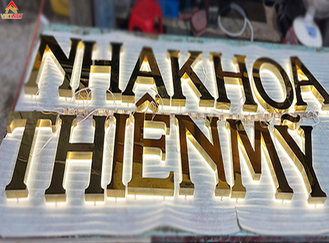 quy-trinh-gia-cong-chu-inox-tu-thiet-ke-den-hoan-thien