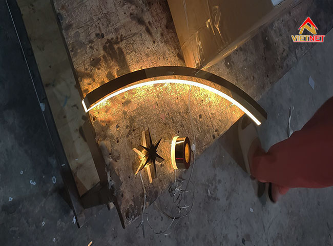 Gia công bảng hiệu inox vàng gương Tháp Eiffel