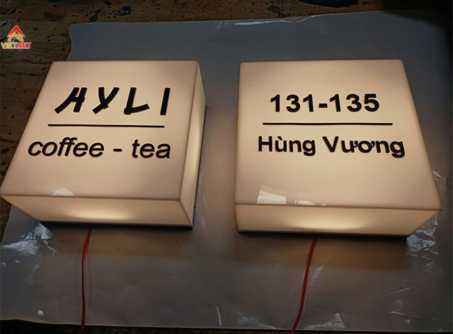 xuong-lam-hop-den-mica-trang-sua-chat-luong-theo-yeu-cau