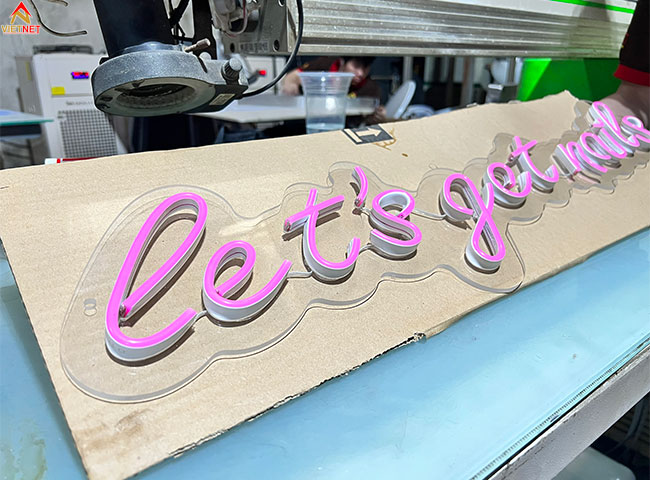 gia-cong-hop-den-neon-sign-so-luong-lon-gia-tan-xuong-bao-hanh-dai-lau