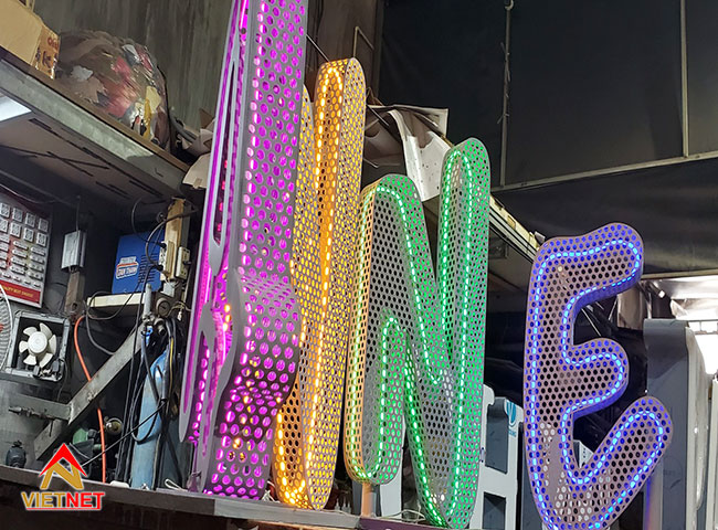 Tìm hiểu về bảng hiệu đèn neon lưới sắt ANNE