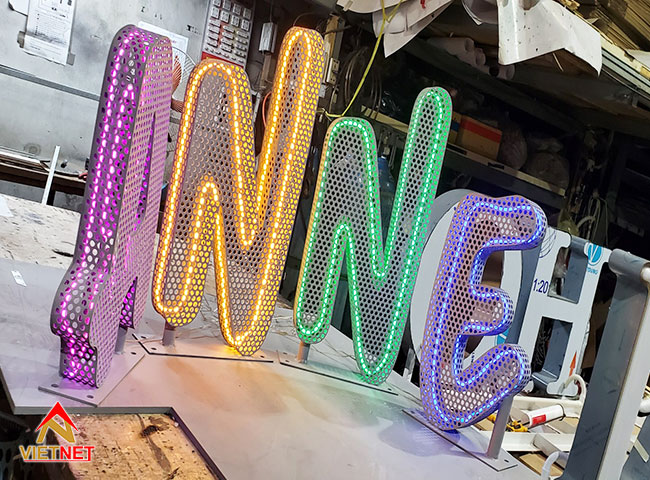 Tìm hiểu về bảng hiệu đèn neon lưới sắt ANNE