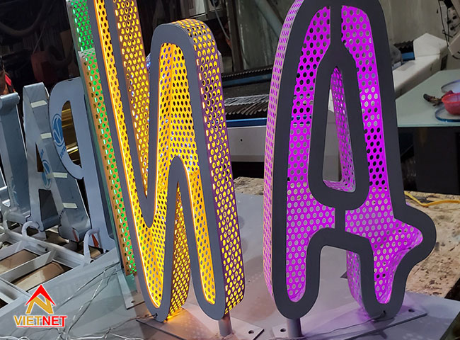Tìm hiểu về bảng hiệu đèn neon lưới sắt ANNE