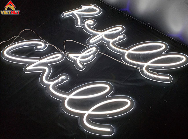 tao-diem-nhan-doc-dao-voi-hop-den-neon-sign