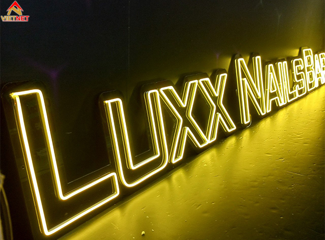 tao-diem-nhan-doc-dao-voi-hop-den-neon-sign
