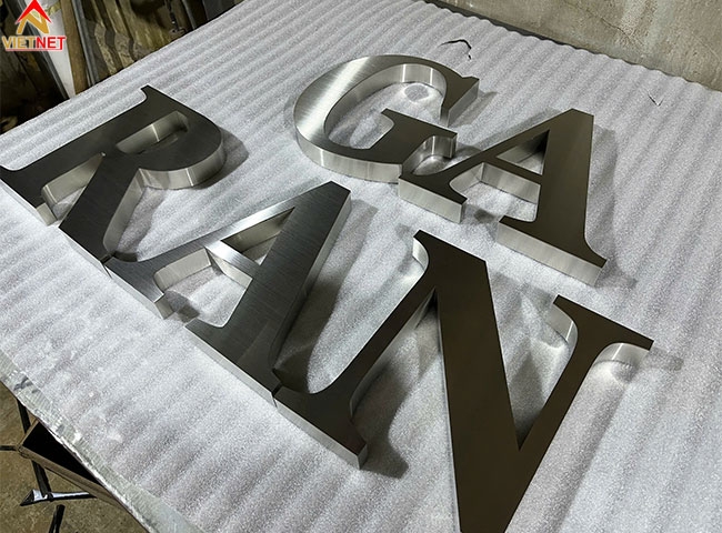 Bảng hiệu chữ inox trắng Garan