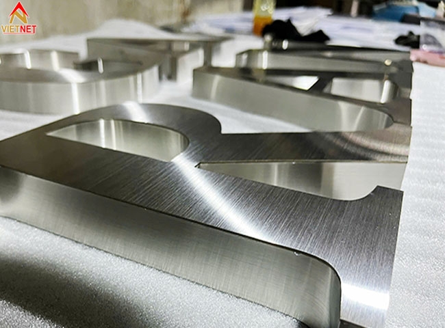 Bảng hiệu chữ inox trắng Garan
