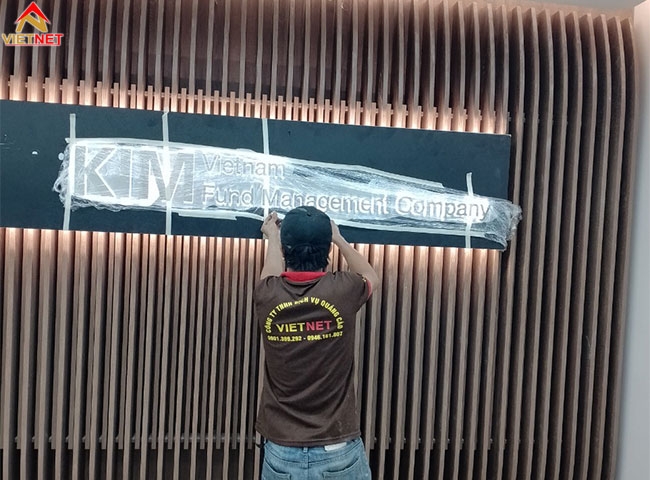  Bảng hiệu chữ inox trắng Kim VietNam Company