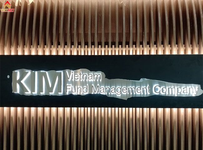  Bảng hiệu chữ inox trắng Kim VietNam Company