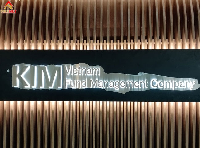  Bảng hiệu chữ inox trắng Kim VietNam Company
