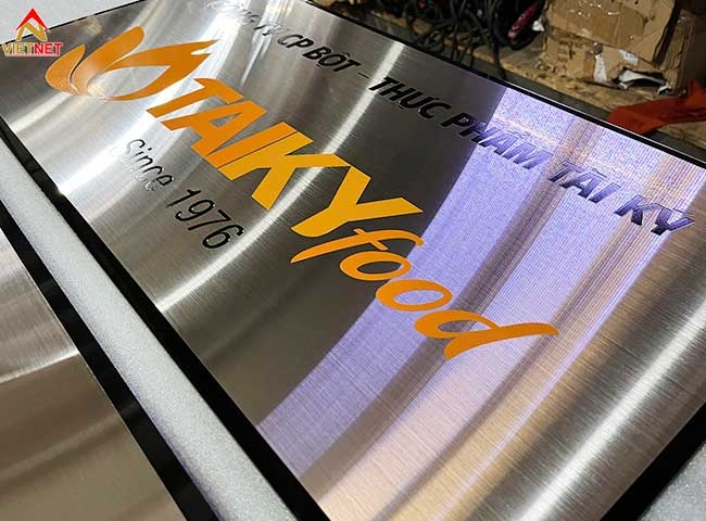 Bảng inox ăn mòn sơn màu theo nhận diện thương hiệu 