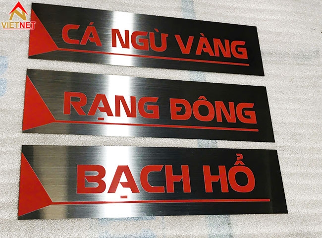 Bảng inox ăn mòn sơn màu theo nhận diện thương hiệu 