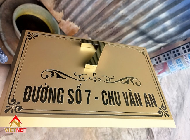 Bảng số nhà inox ăn mòn được gia công như thế nào?