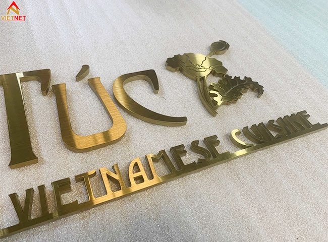 Biển hiệu chữ inox vàng xước Hoa Túc