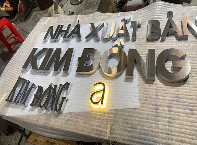 Cách nhận biết và lựa chọn chữ inox trắng chất lượng cao cho bảng hiệu
