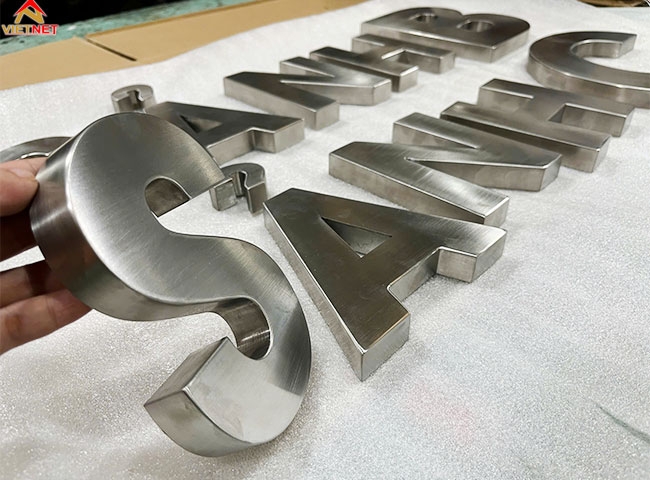 Chữ inox bị hở viền, lệch chữ, không đều nguyên nhân từ đâu?