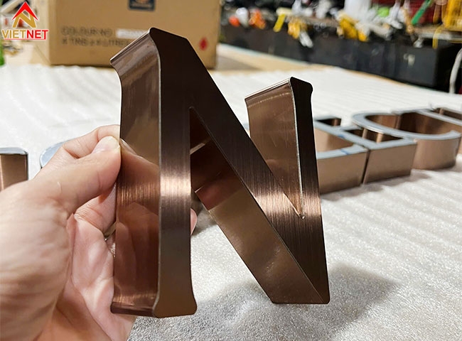 Chữ inox hồng phối nền gì cho đẹp, sang mà không bị sến?