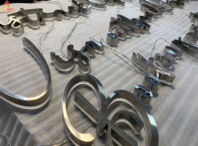 Chữ inox trắng xước Fastrach Vip Track 