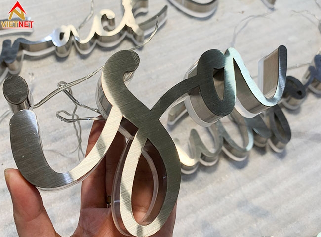 Chữ inox trắng xước Fastrach Vip Track 