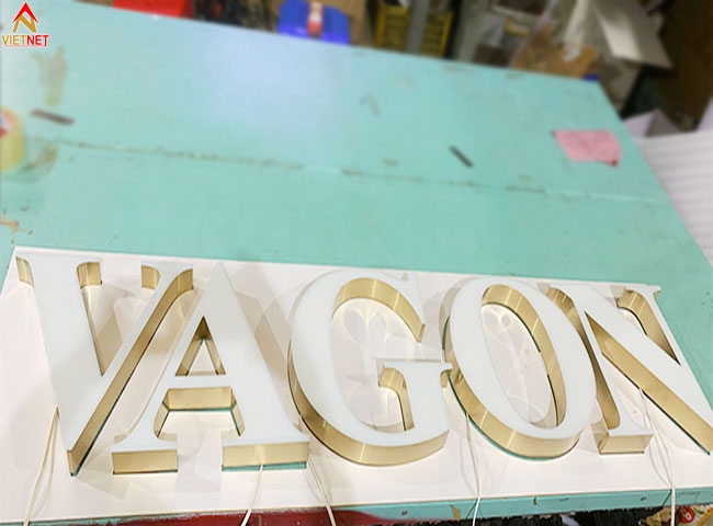 Chữ inox vàng xước là gì? vì sao được doanh nghiệp ưa chuộng?