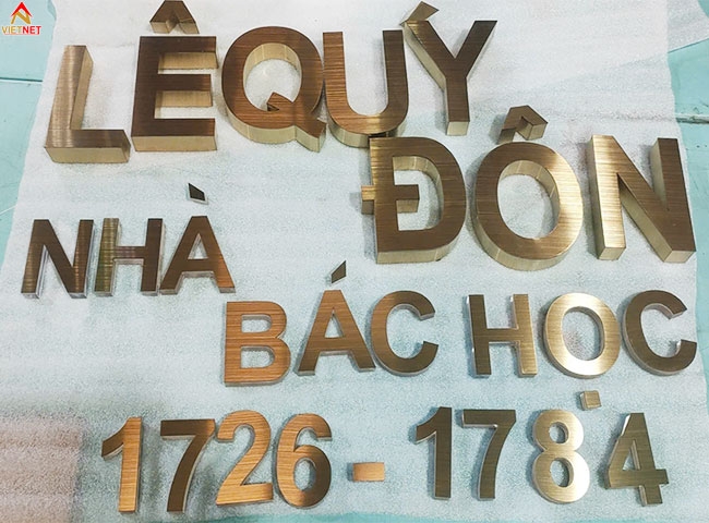 Chữ inox vàng xước là gì? vì sao được doanh nghiệp ưa chuộng?