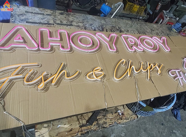 Chữ led neon Ahoy Roy