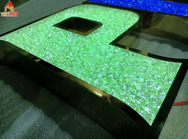 Chữ nổi mặt acrylic đẹp – bền – sang trọng, lựa chọn số 1 cho doanh nghiệp