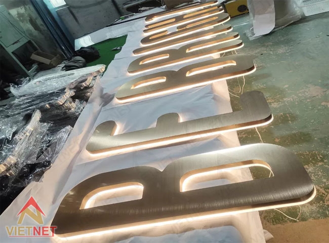 Đa dạng hóa đánh thức thương hiệu thông qua gia công chữ nổi đồng
