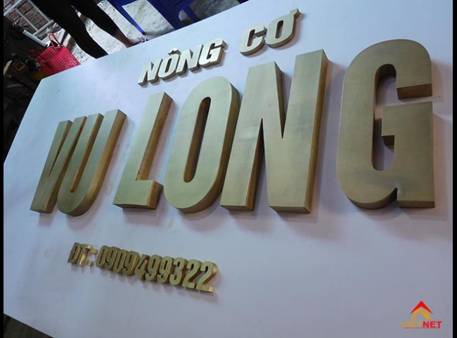 Đa dạng hóa đánh thức thương hiệu thông qua gia công chữ nổi đồng