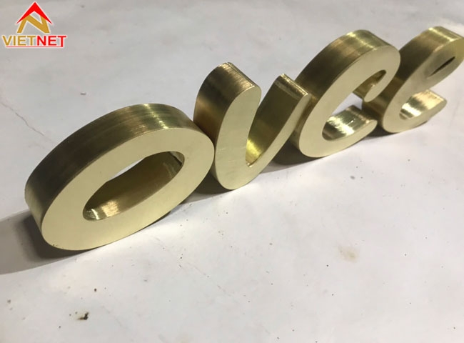 Đa dạng hóa đánh thức thương hiệu thông qua gia công chữ nổi đồng
