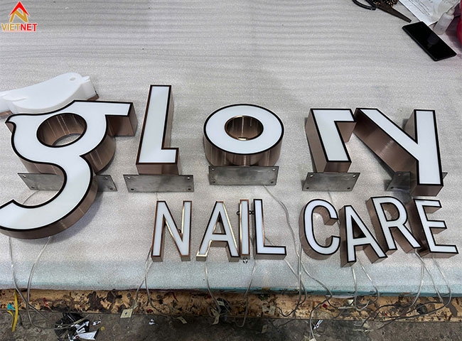 Gia công chữ inox hồng xước Glory Nail – Vietnet xuất xưởng đi Úc