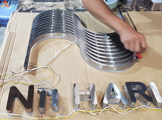 Gia công chữ inox trắng Nii Hair