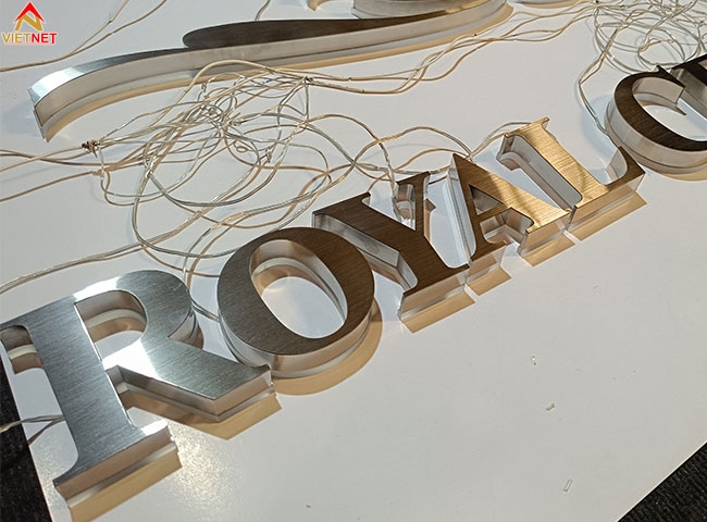 Gia công chữ inox trắng Royal Center