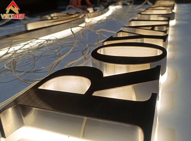 Gia công chữ inox trắng Royal Center