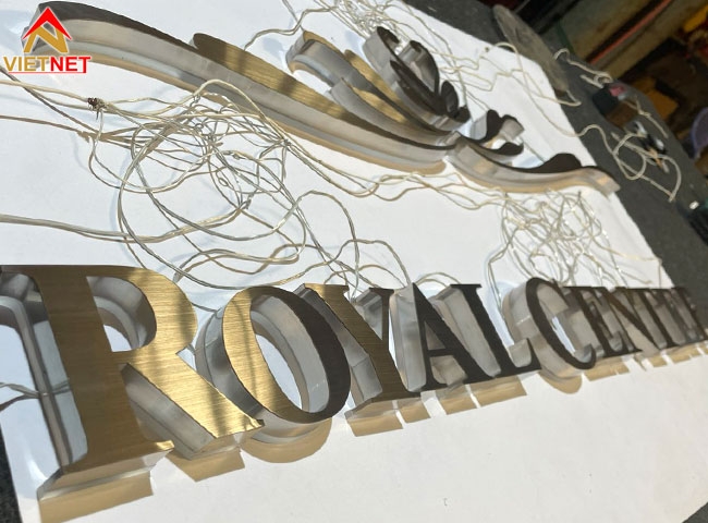 Gia công chữ inox trắng Royal Center