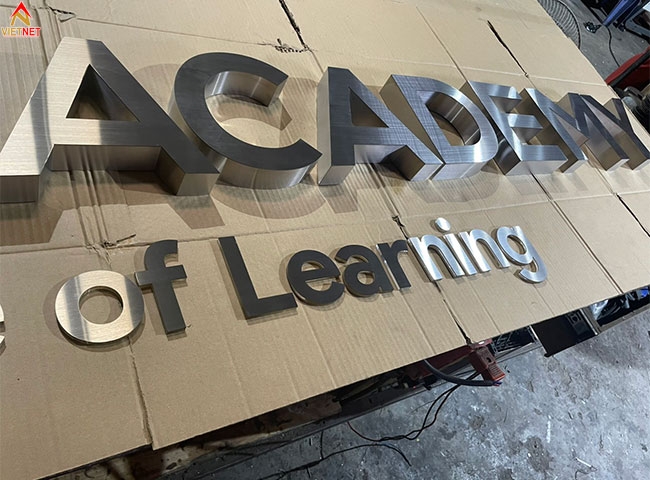 Gia công chữ inox trắng Zim Academy