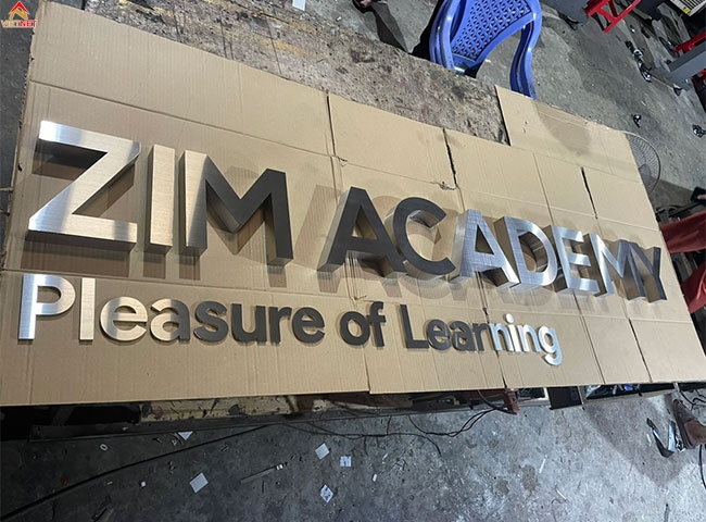 Gia công chữ inox trắng Zim Academy
