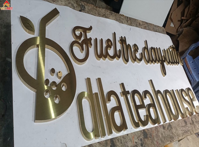 Gia công chữ inox vàng xước Dila Tea House