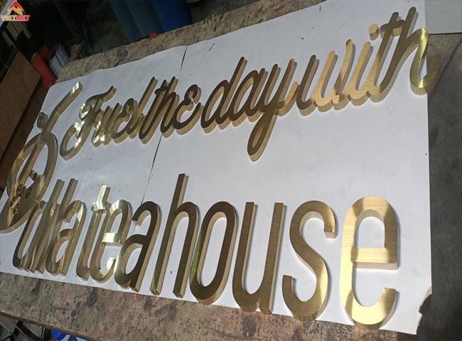 Gia công chữ inox vàng xước Dila Tea House